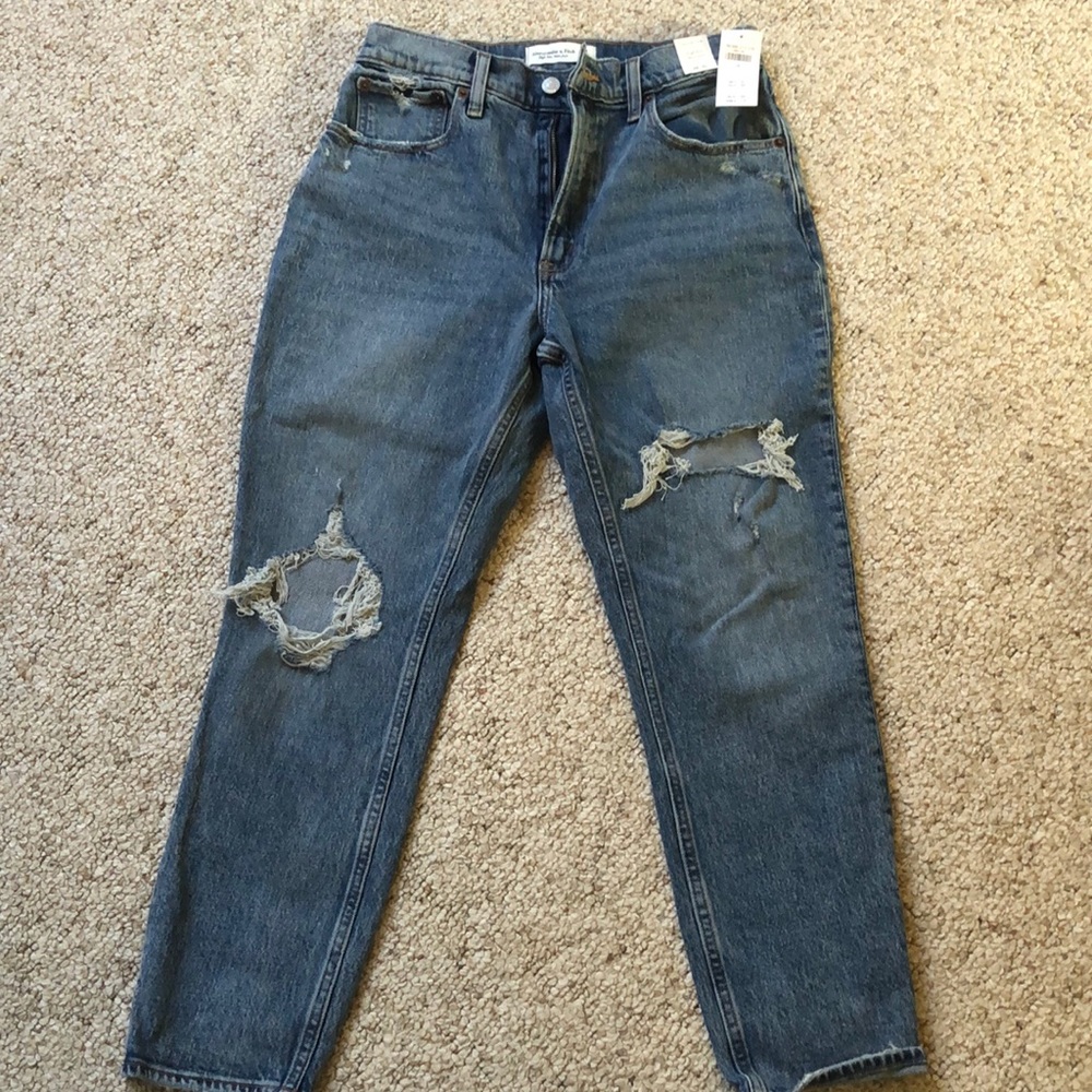 Abercrombie & Fitch high rise mom jean. Size 28.
